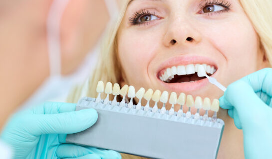 Zahnarzthaftung – abweichende Farbgestaltung einer Zahnprothese